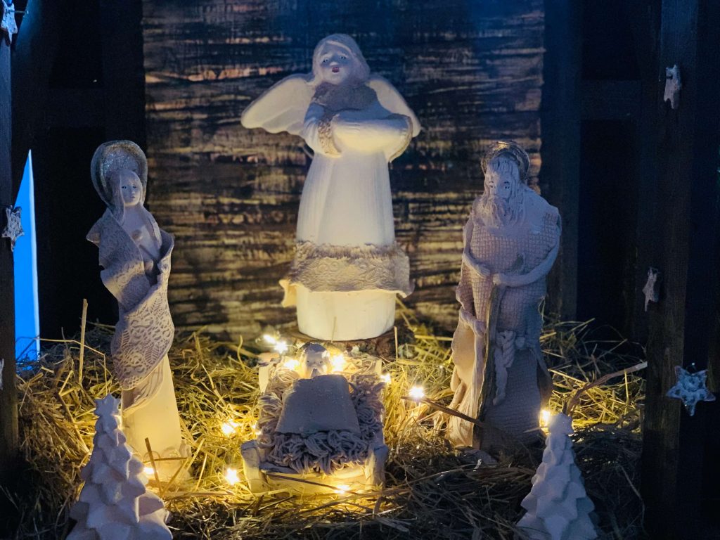 Ceramiczne figurki Maryi , Józefa i żłóbek z Jezusem.