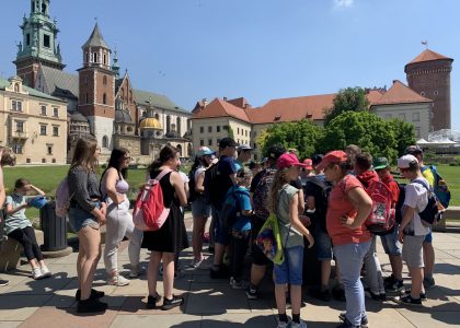 Grupa młodzieży na dziedzińcu Zamku Wawelskiego.