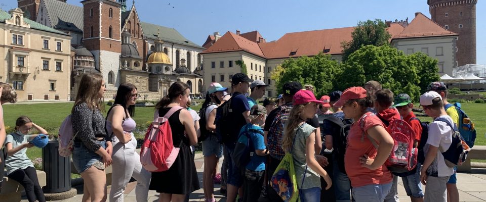 Grupa młodzieży na dziedzińcu Zamku Wawelskiego.