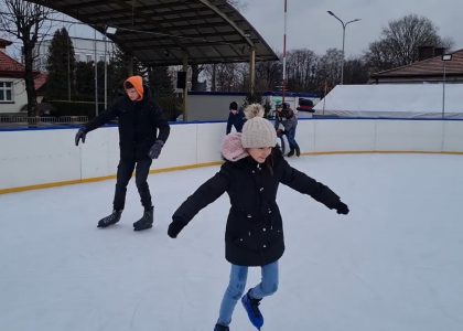 Dwójka młodych ludzi jeździ na łyżwach.