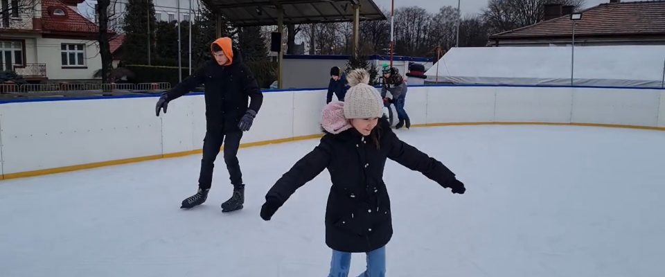 Dwójka młodych ludzi jeździ na łyżwach.