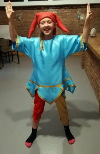 Dziewczynka w stroju błazna.