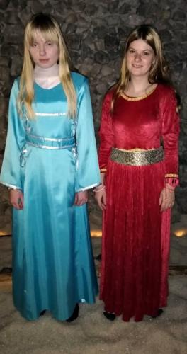 Dwie dziewczynki w średniowiecznych, dworskich strojach.