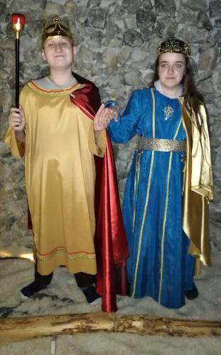 Dziewczyna i chłopiec w strojach średniowiecznych władców.