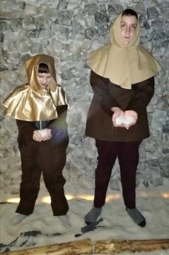 Dwoje dzieci w strojach średniowiecznych kupców.