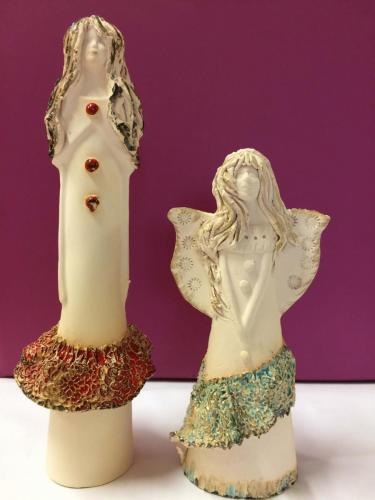 Dwa ceramiczne anioły.