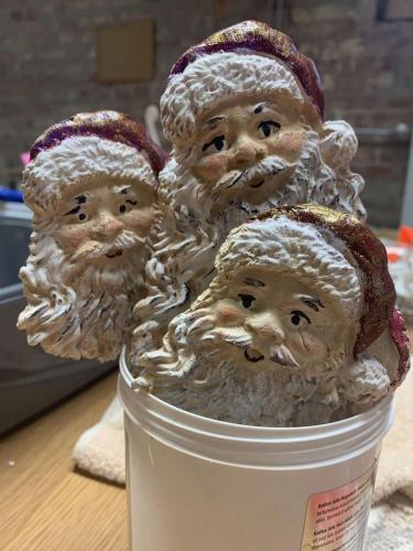 Trzy główki ceramicznych Mikołajów.