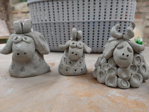 Trzy gliniane baranki